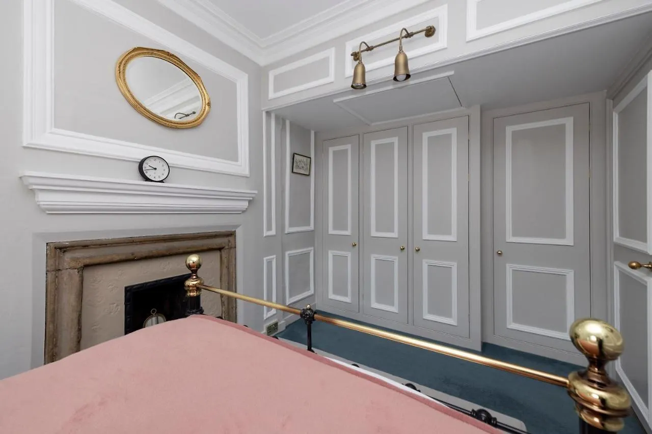 Joivy Eclectic Apartment Near Edinburgh Castle
